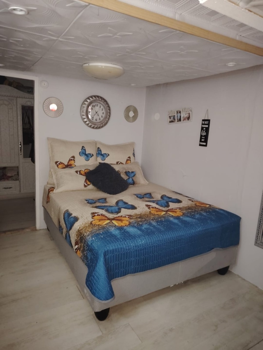 6 Bedroom Property for Sale in Roosendal Western Cape